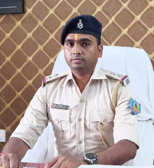 महेशपुर के नये थाना प्रभारी रवि शर्मा ने दिया योगदान