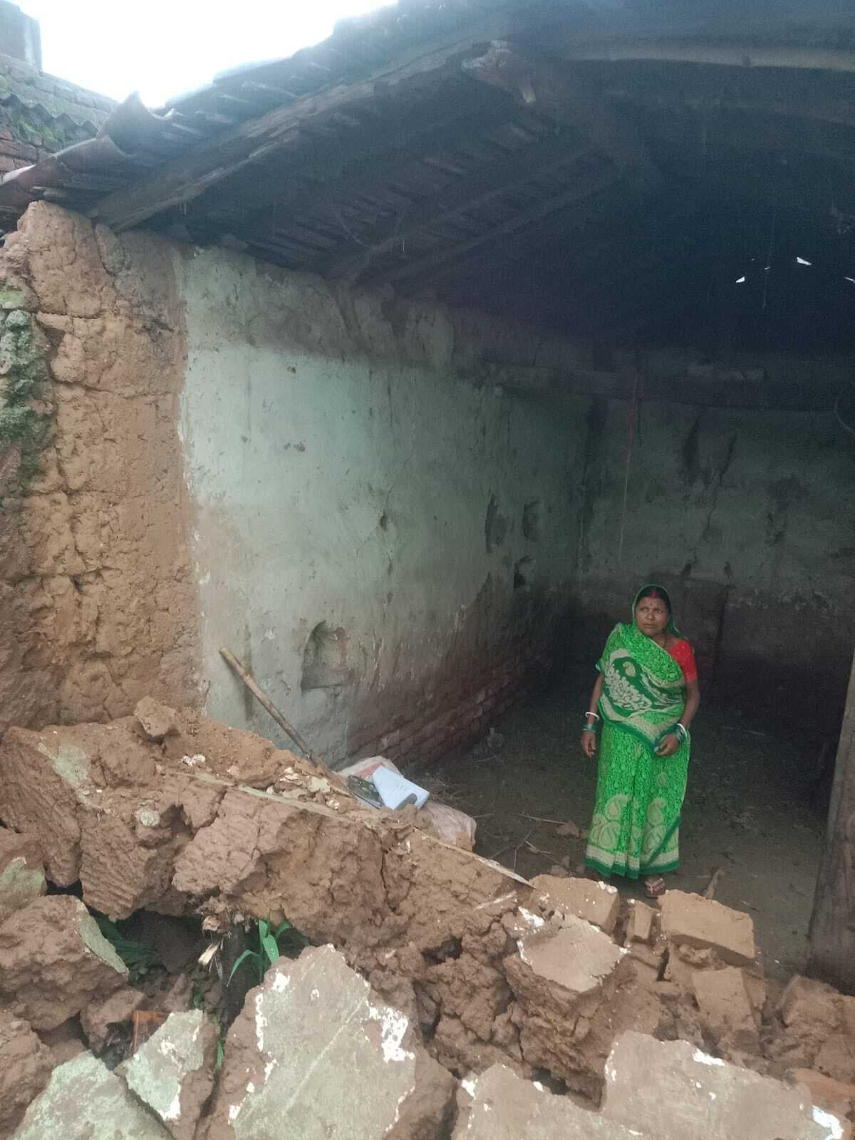 सारठ: भारी बारिश ने छीना आशियाना, ढहा घर