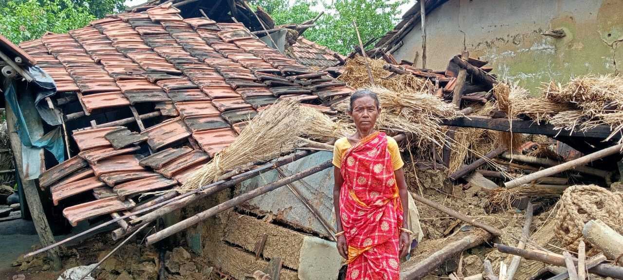 कुम्हार टोला में तेज बारिश में गिरा कच्चा मकान