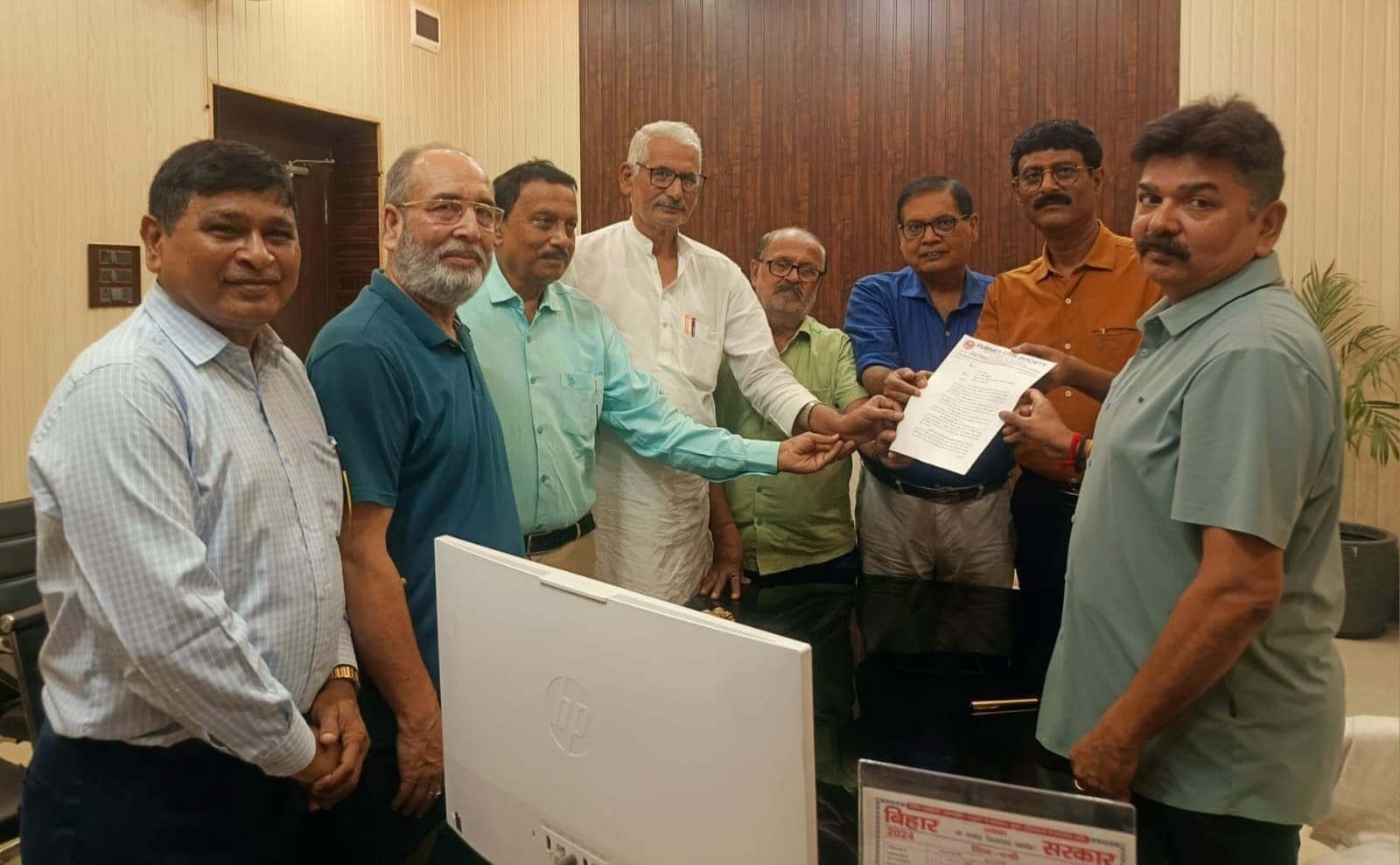 जल जमाव के स्थायी निदान को ले सिविल सोसायटी ने नगर आयुक्त को सौंपा ज्ञापन