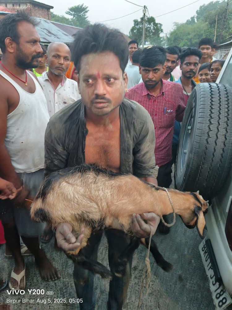 बकरी चोरी करते एक युवक को ग्रामीणों ने दबोचा, दूसरा फरार