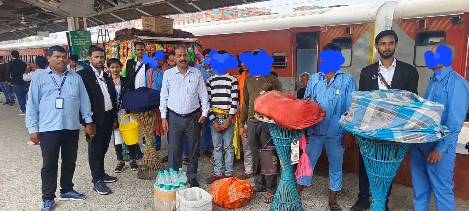 अनाधिकृत रूप से सामान बेचने वाले आठ वेंडर पकड़े गये