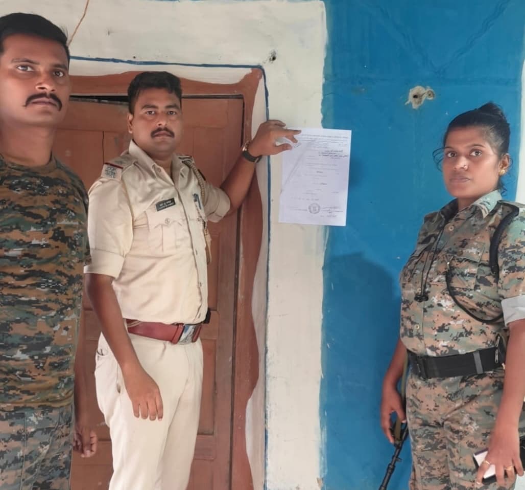 दुष्कर्म के आरोपी के घर चिपकाया इश्तेहार