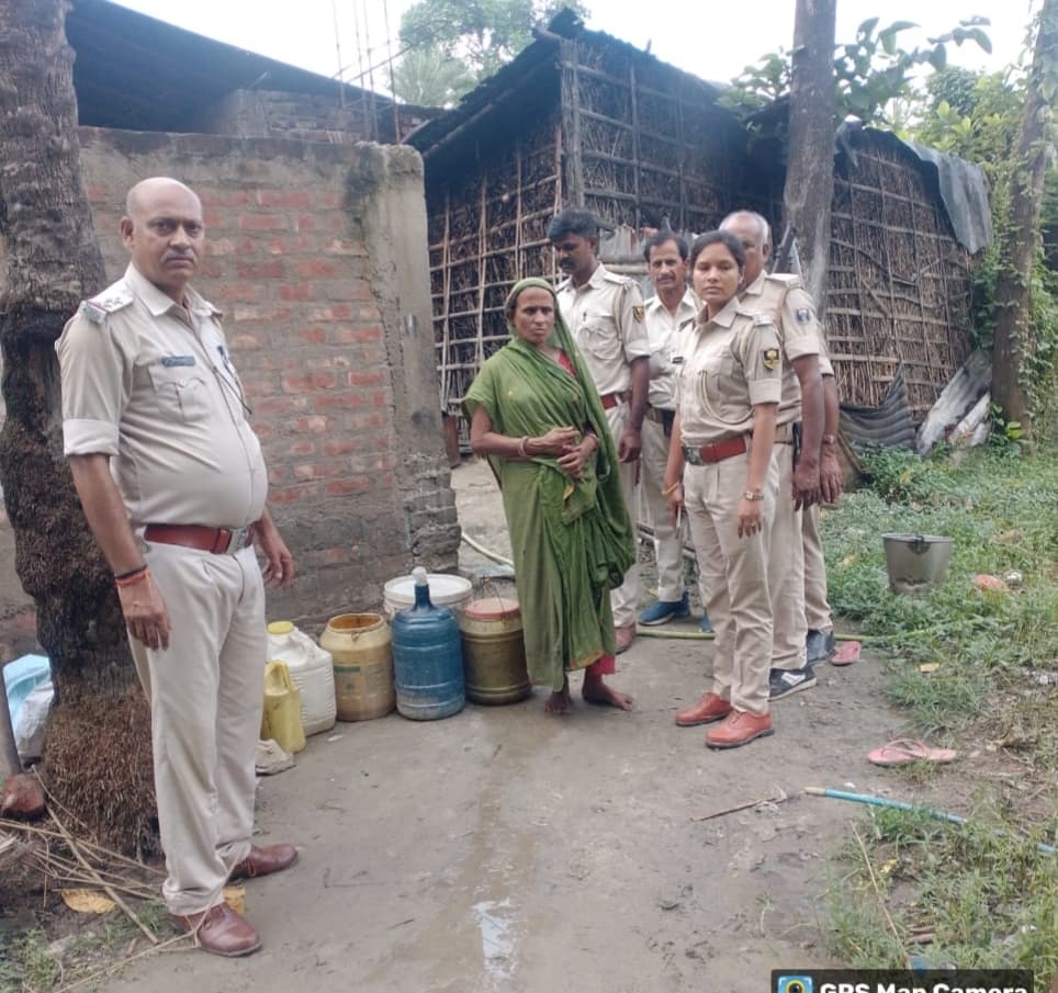 देसी शराब बनाते महिला 135 लीटर शराब संग गिरफ्तार