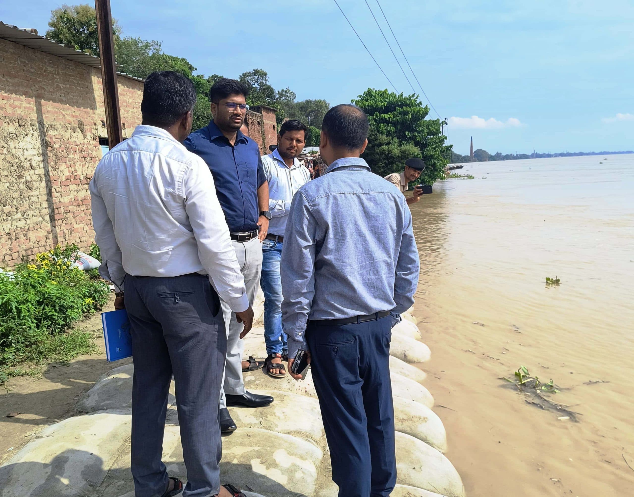 बाढ़ व कटाव का डीएम ने लिया जायजा, राहत व बचाव को लेकर दिये दिशा-निर्देश