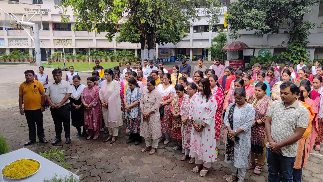 Jamshedpur news. दिशोम गुरु शिबू सोरेन की स्मृति में आरएमएस हाई स्कूल खूंटाडीह में शोक सभा