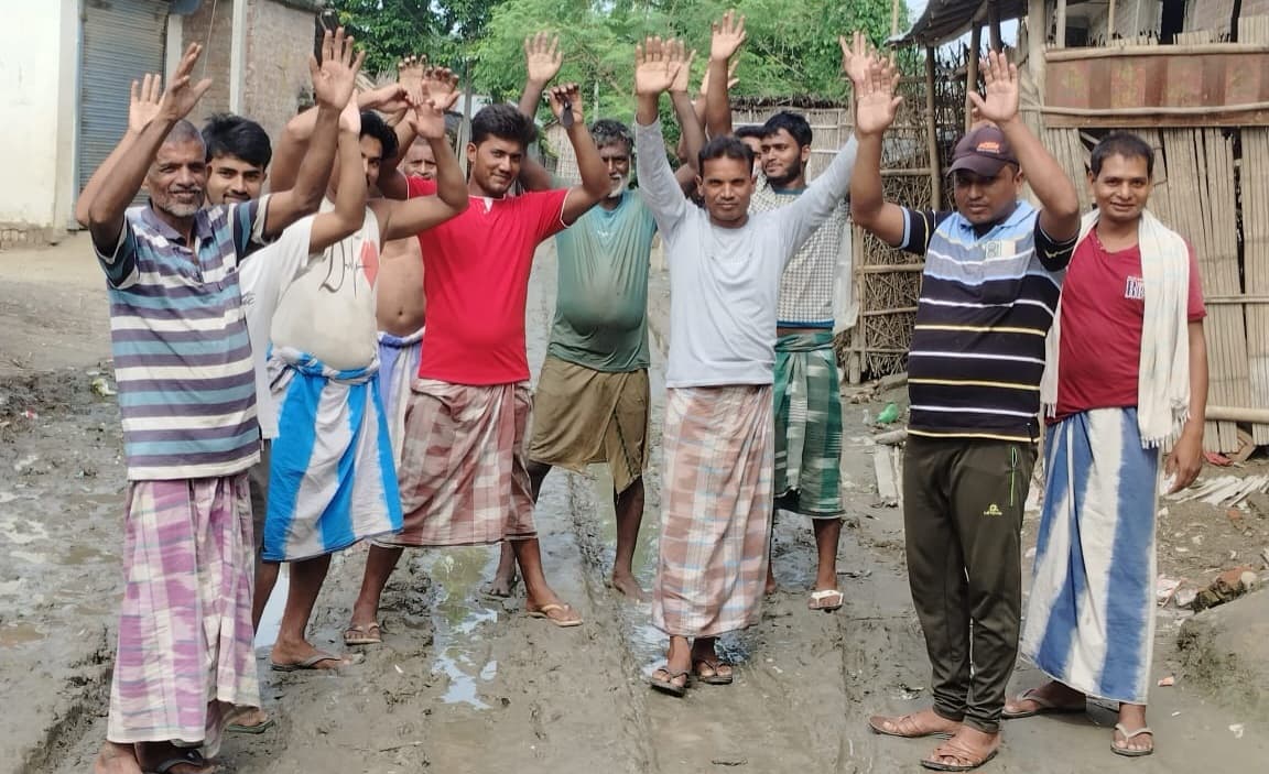 सड़क पर जलजमाव व कीचड़ से लोग परेशान, जताया विरोध