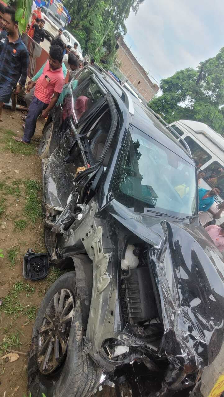 स्कॉपियो व बाइक में भिड़ंत, तीन युवकों के जांघ की हड्डी टूटी, रेफर