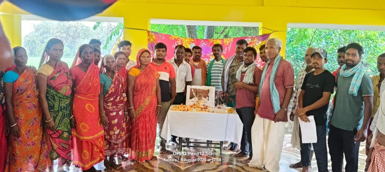 शोकसभा में दिशोम गुरु को दी गयी श्रद्धांजलि