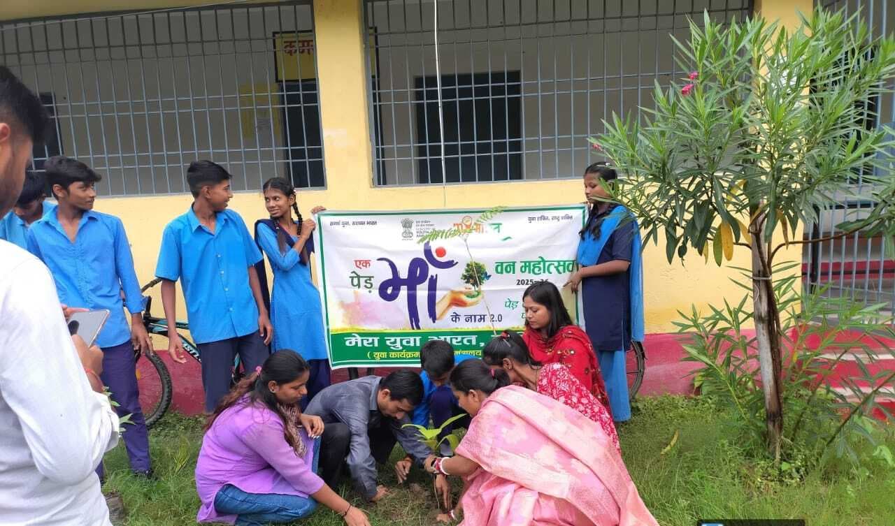 एक पेड़ मां के नाम अभियान के तहत स्कूल में लगाये पौधे