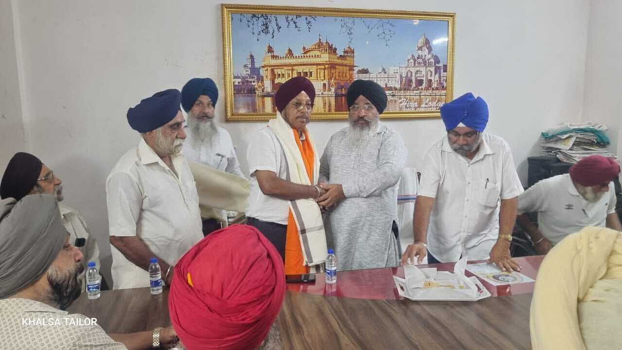 Jamshedpur news. सीजीपीसी ने गौरी शंकर रोड गुरुद्वारा के प्रधान को किया सम्मानित