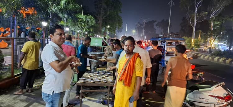 मनोकामना महावीर मंदिर में प्रसाद का वितरण