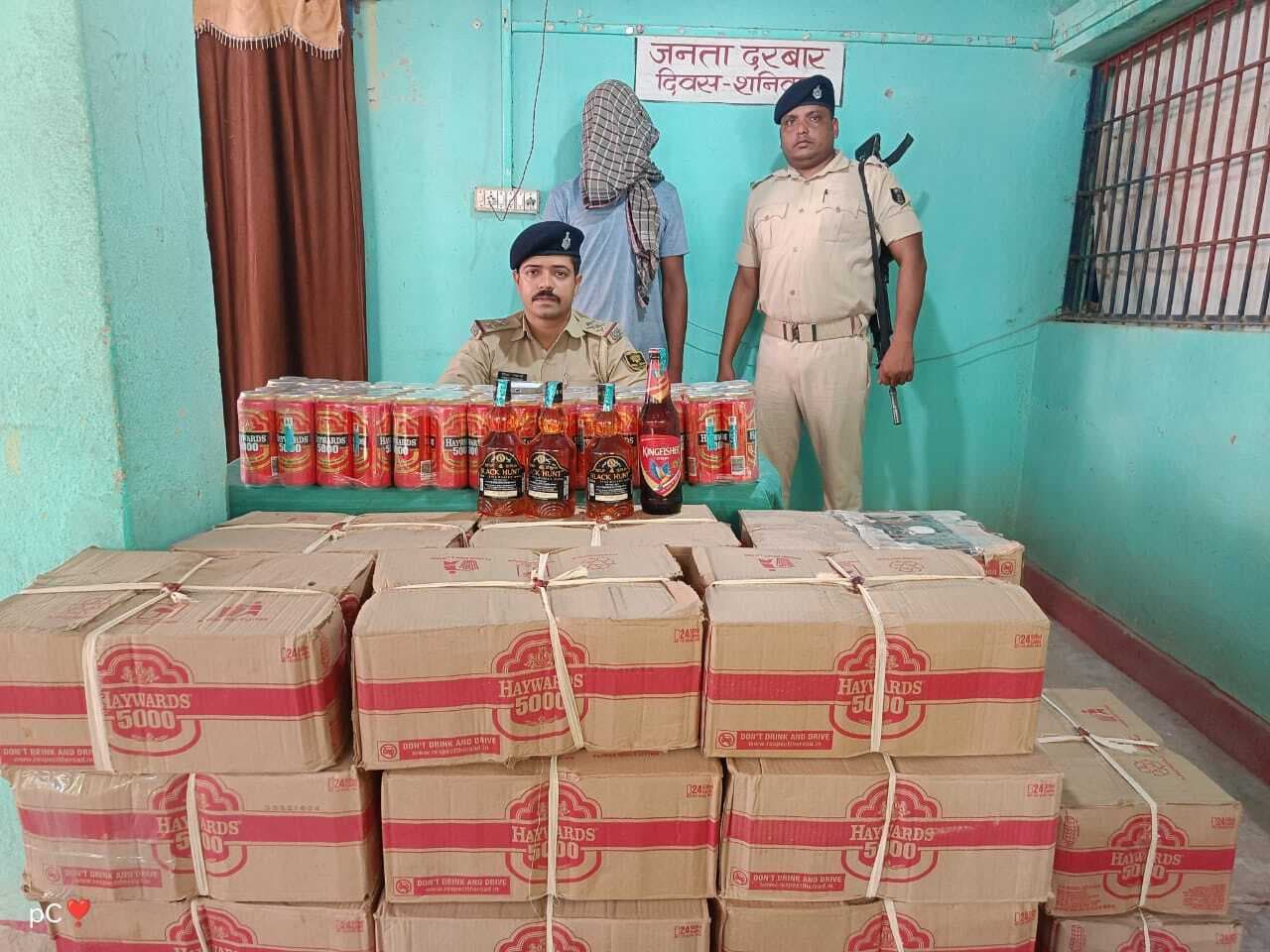 353 लीटर शराब के साथ बेगूसराय का तस्कर गिरफ्तार, कार जब्त