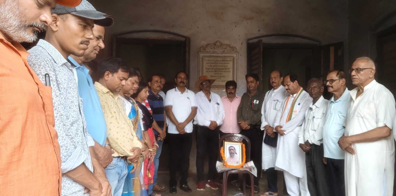 रेडक्राॅस कार्यालय पुष्प अर्पित कर गुरुजी को दी श्रद्धांजलि