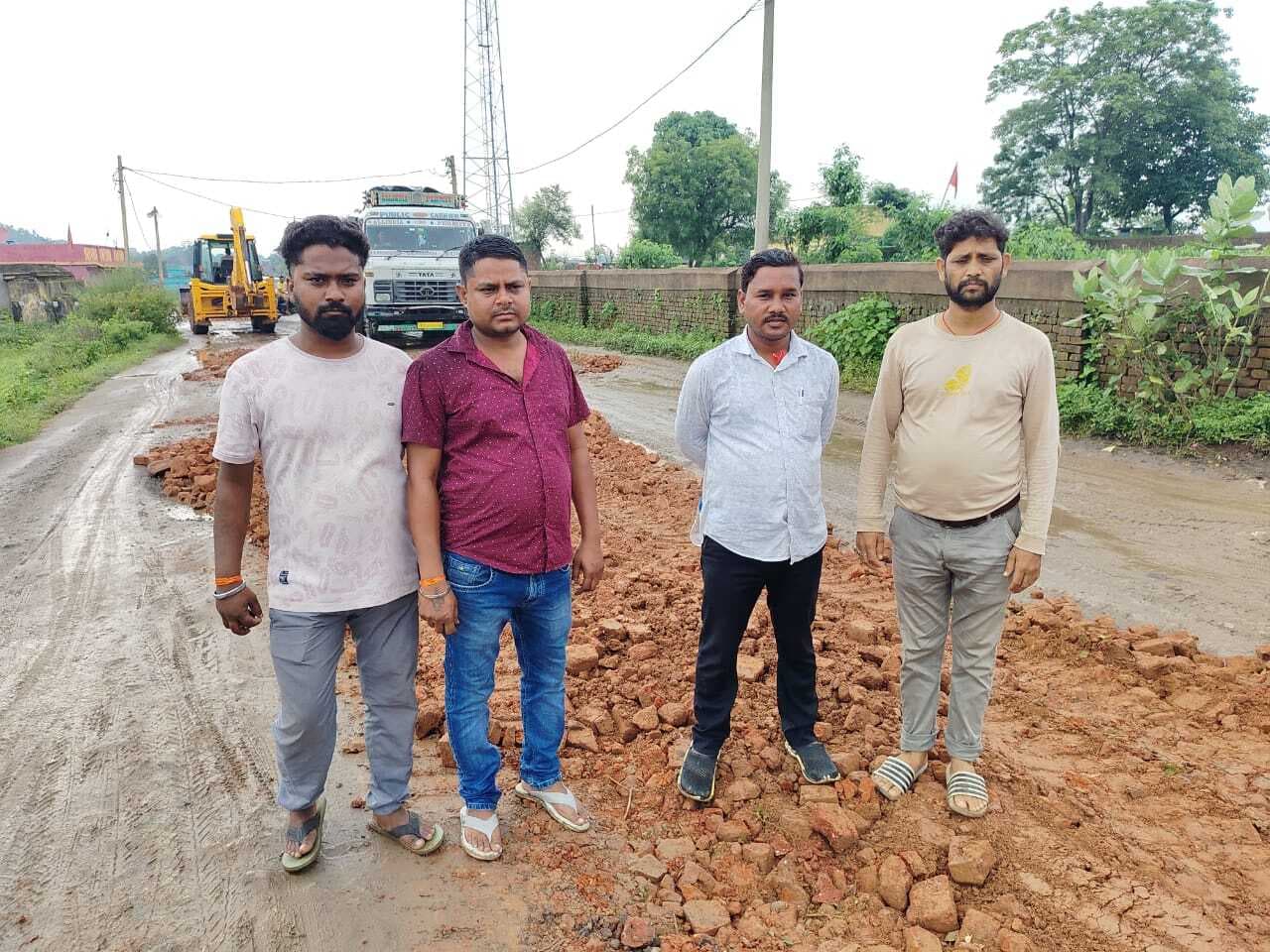 चूरी होयर की जर्जर सड़क की दो पंचायतों के मुखिया ने करायी मरम्मत