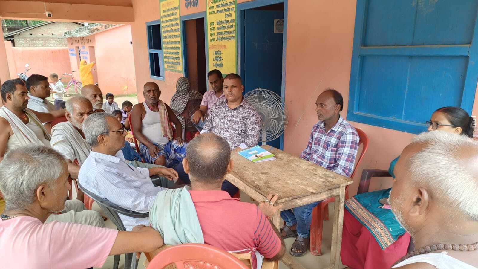 नया प्रावि बहादुरटोला में विकास की राशि में अनियमितता, बीइओ को सौंपा ज्ञापन