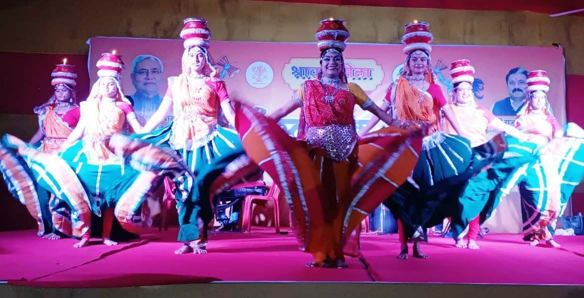 बम लहराता चले… गीत पर झूम उठे कांवरिया, तालियों की गड़गड़ाहट से गूंजा पूरा पंडाल