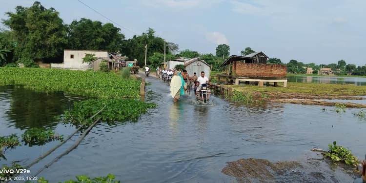 अमदाबाद के दर्जनों गांव बाढ़ घिरा, नाव से आवागमन की मजबूरी