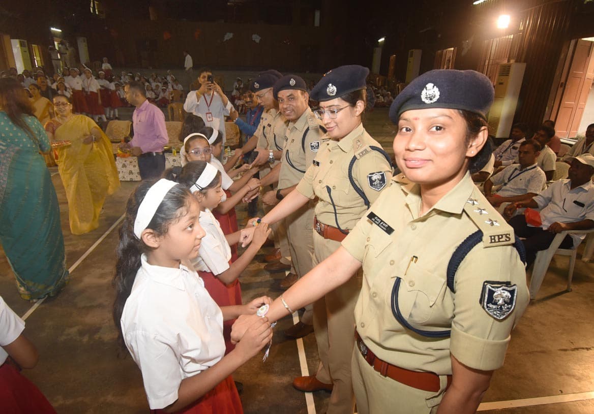 नोट्रेडेम एकेडमी : छात्राओं ने पुलिस पदाधिकारियों और परिवहन मित्रों को बांधा रक्षा सूत्र