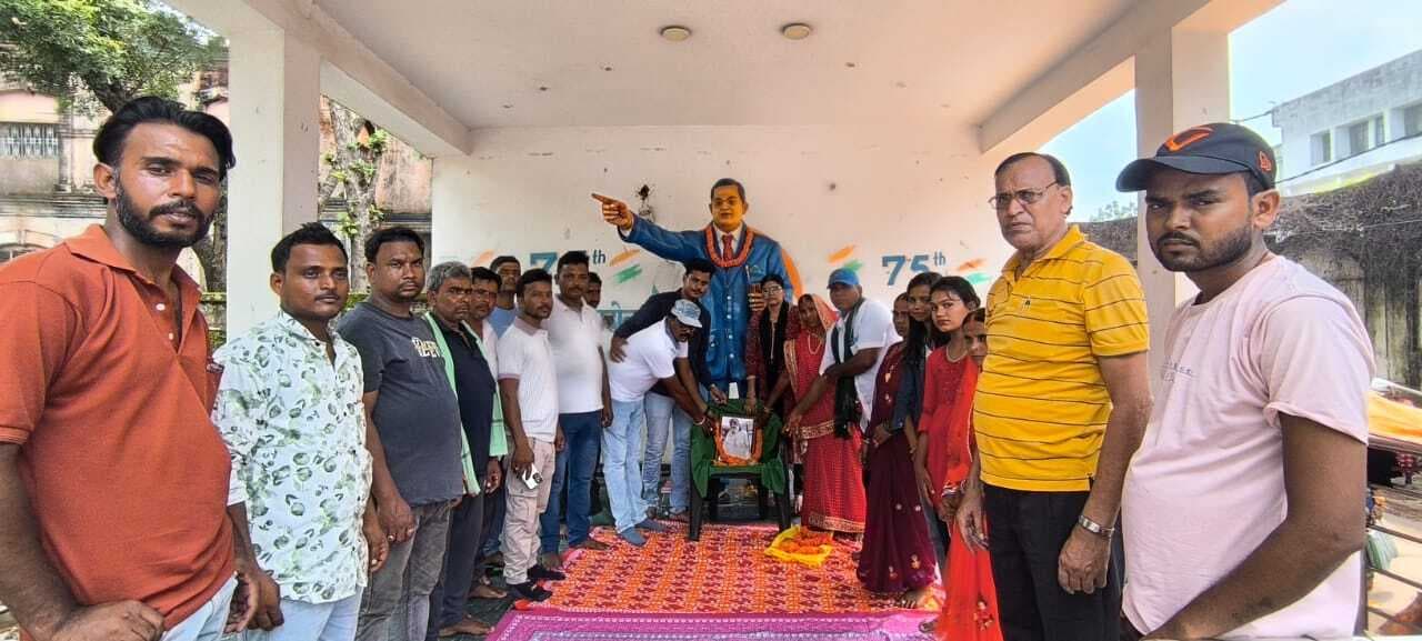 अनुसूचित संघर्ष समिति के सदस्यों ने शिबू सोरेन को दी श्रद्धांजलि