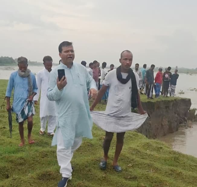 शेखपुरा: महानंदा के कटाव से नदी में समा रही खेतिहर भूमि