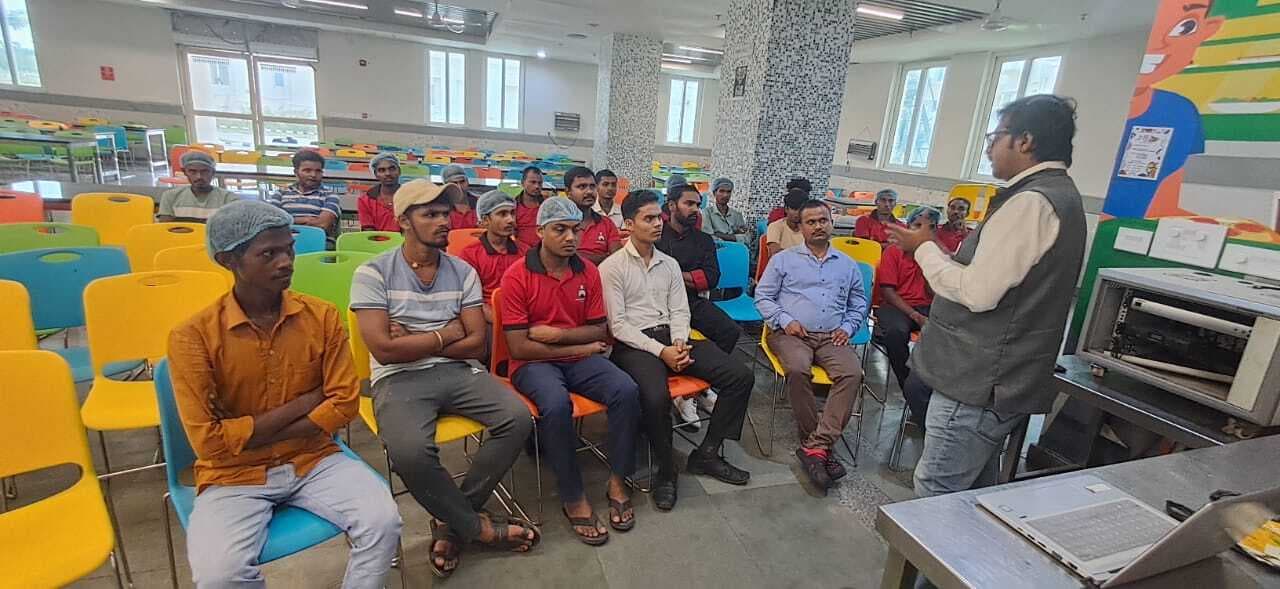 आइआइएम के मेस कर्मचारियों को स्वच्छता की दी जानकारी