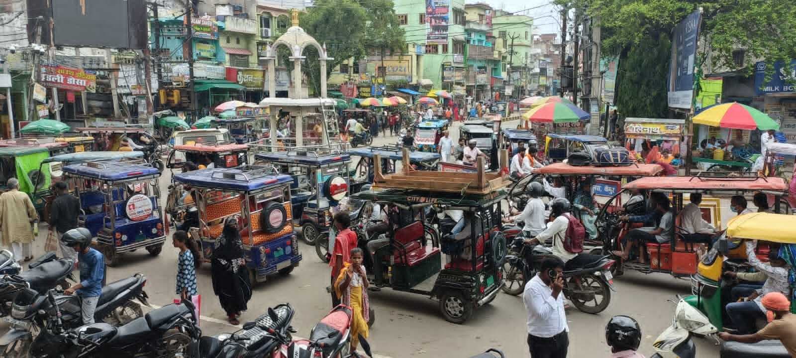 Kaimur News : अधिकारियों की अनदेखी से जाम में उलझा शहर