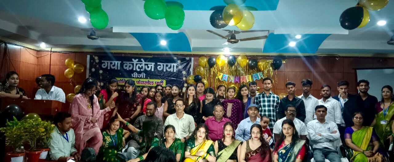 फेयरवेल में सीनियर्स के लिए सांस्कृतिक प्रस्तुतियां दीं