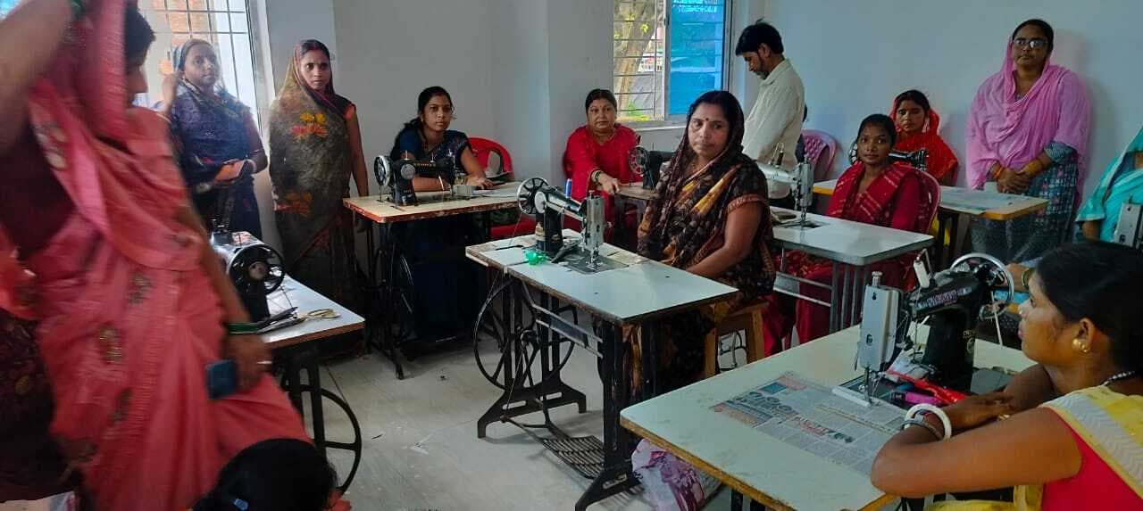 जीविका दीदियों का सात दिवसीय सिलाई प्रशिक्षण हुआ शुरू