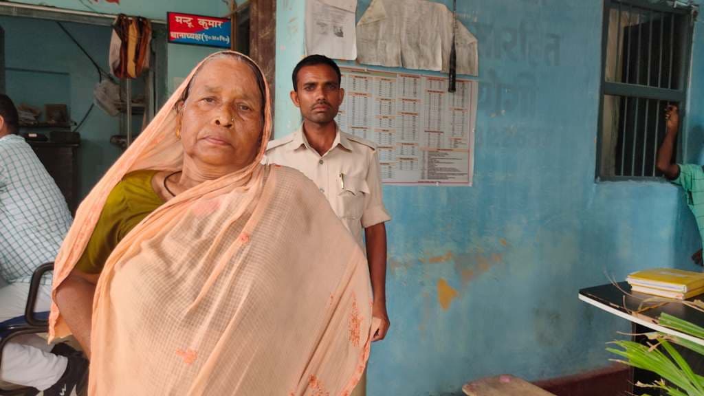 पुत्र ने वृद्ध मां को मारपीट कर घर से किया बाहर