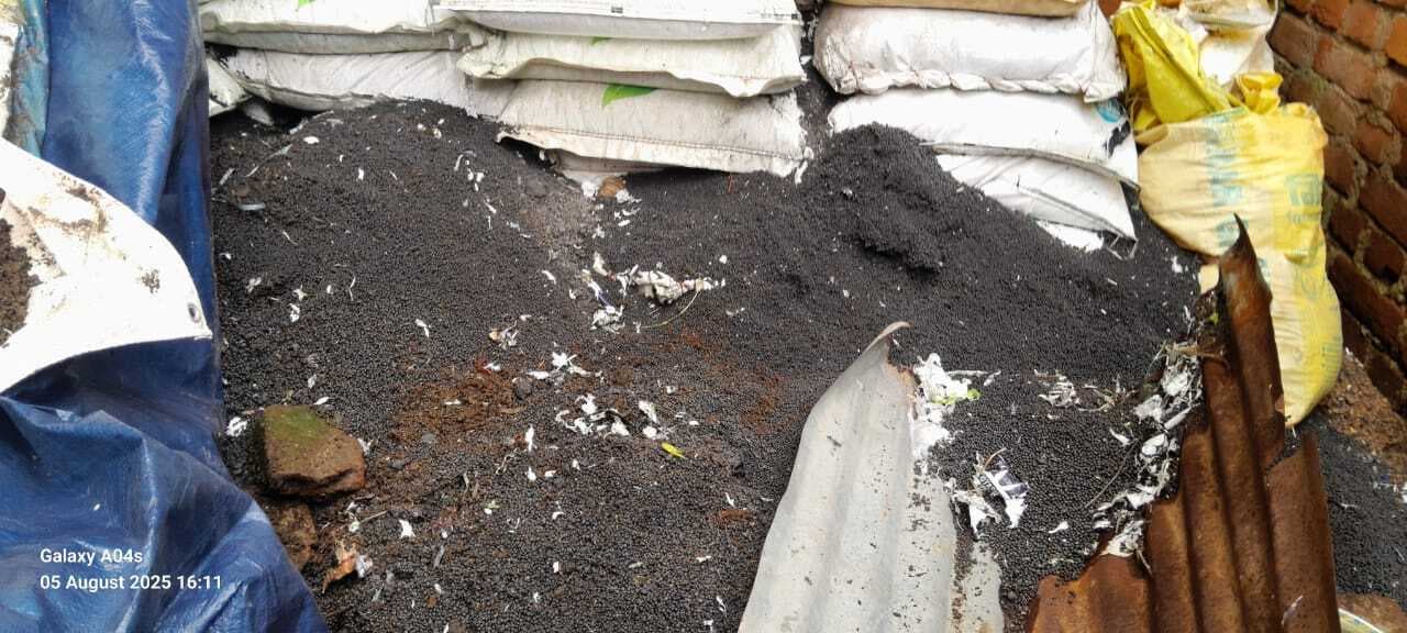 पंजवारा में कृषि विभाग की छापेमारी<bha>;</bha> नकली खाद, बीज और कीटनाशक बरामद, कारोबारी फरार