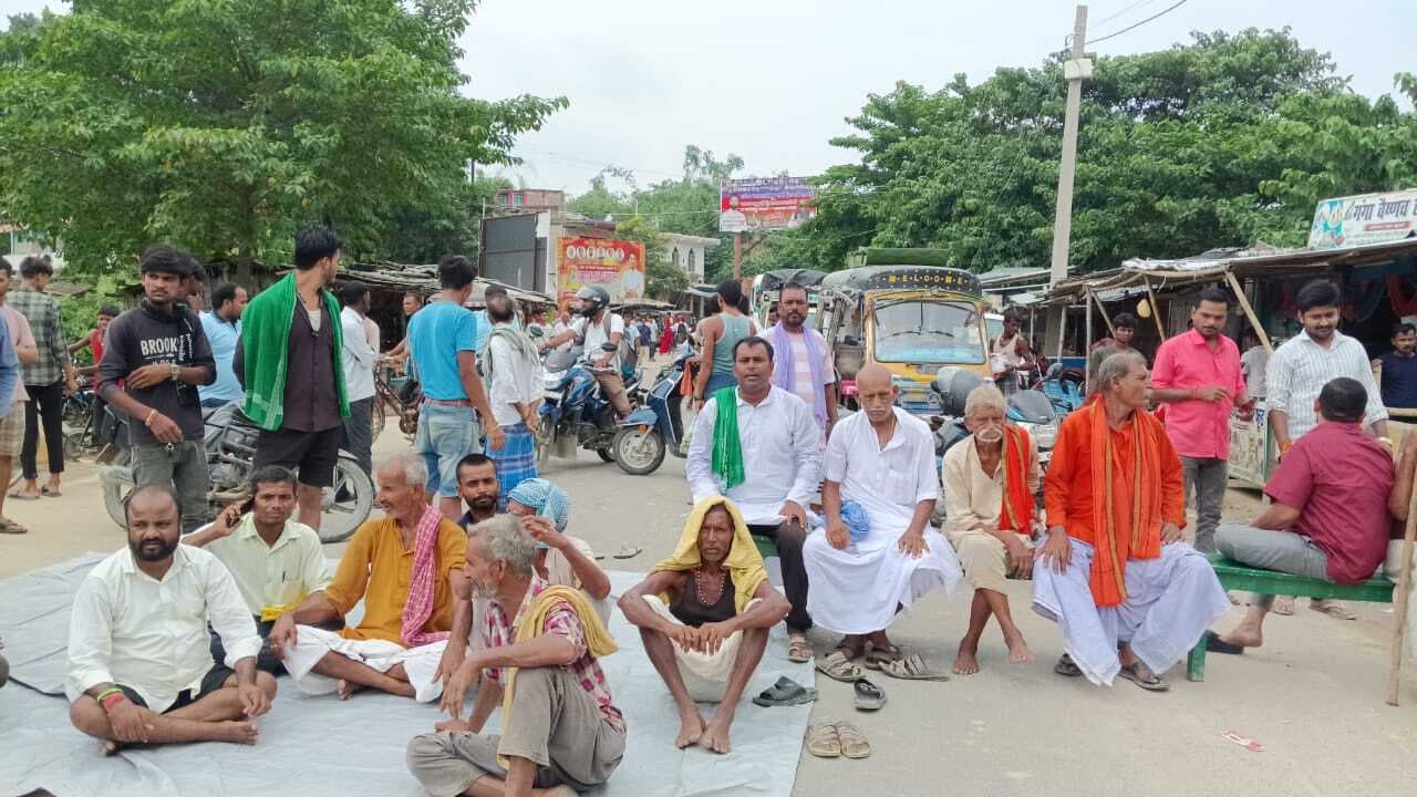 Madhubani News : नदी में मकान बनाये जाने पर आक्रोशित हुए ग्रामीण, सड़क जाम