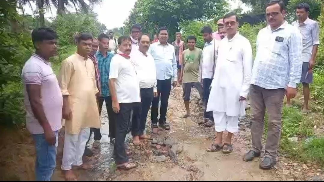 Bokaro News : सड़क निर्माण की मांग को लेकर ग्रामीणों का प्रदर्शन
