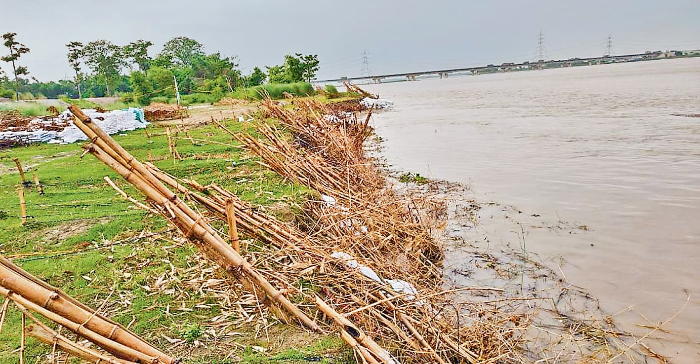 Gopalganj News : बारिश थमने के बाद भी बैकुंठपुर में खतरे के निशान के करीब पहुंची गंडक नदी
