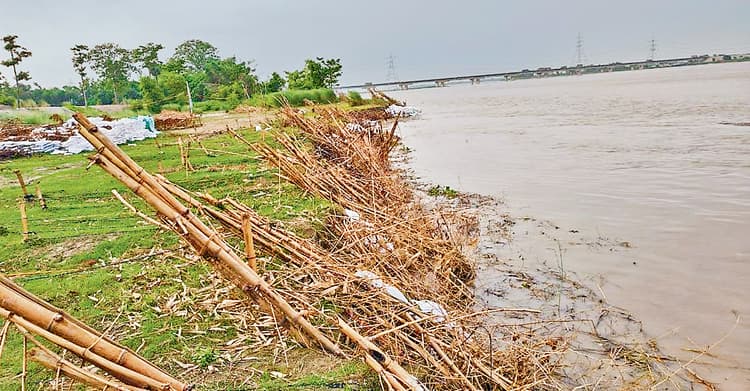 Gopalganj News : बारिश थमने के बाद भी बैकुंठपुर में खतरे के निशान के करीब पहुंची गंडक नदी