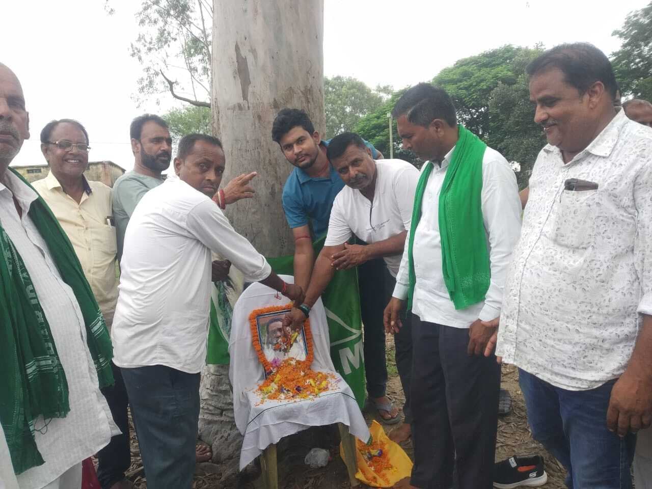 झामुमो कार्यकर्ताओं ने गुरुजी को दी श्रद्धांजलि