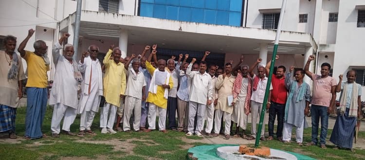 मेडिकल कॉलेज सह हॉस्पिटल निर्माण को लेकर जनप्रतिनिधियों ने किया प्रदर्शन