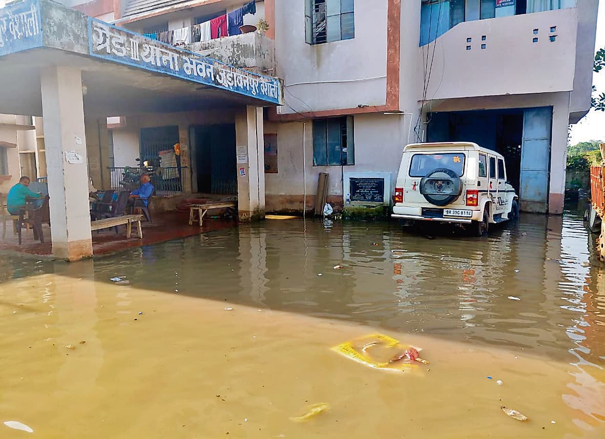 Hajipur News:राघोपुर के कई इलाकों में घुसा बाढ़ का पानी, कई गावों का सड़क संपर्क भंग, 32 स्कूलों को किया बंद