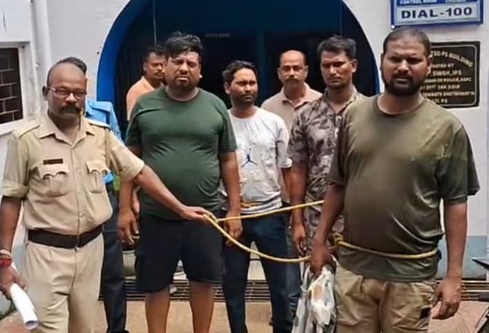 Dhanbad News: साधु के वेश में महिला का मंगलसूत्र छीना, चार गिरफ्तार, कार जब्त