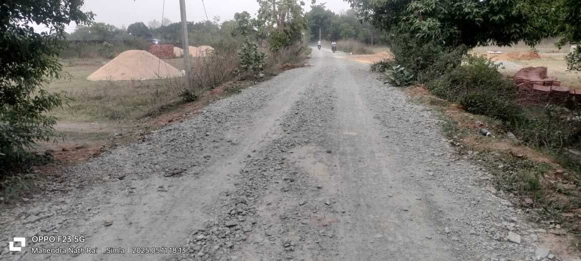 Seraikela Kharsawan News : रेत व पत्थर बिछाकर छोड़ा, एक साल से परेशानी
