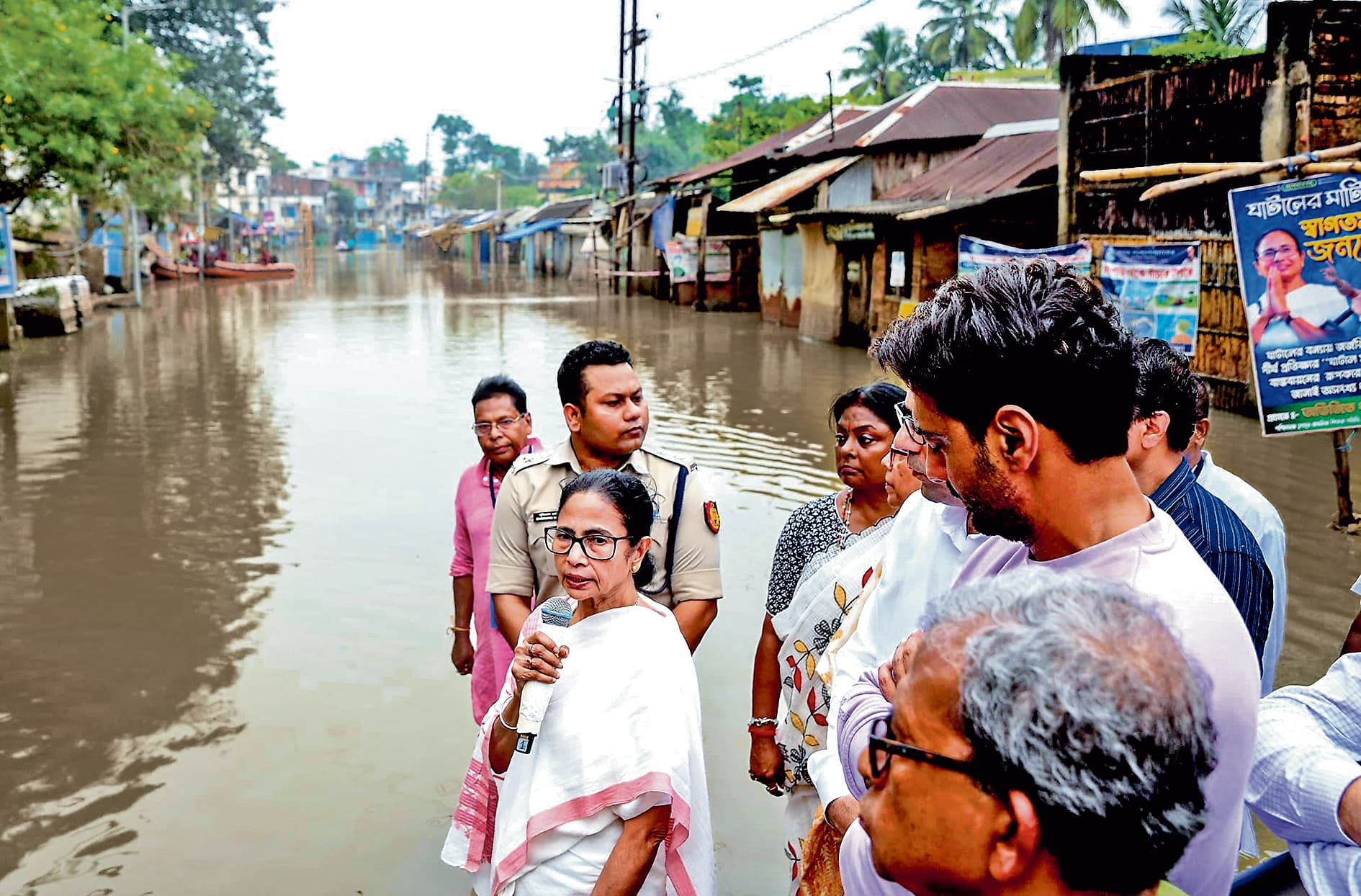 बाढ़ प्रभावित क्षेत्रों का दौरा कर ममता ने केंद्र पर साधा निशाना