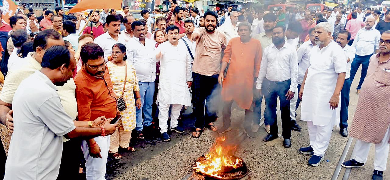 शुभेंदु के काफिले पर हमले के खिलाफ नंदीग्राम में भाजपा नेताओं का प्रदर्शन