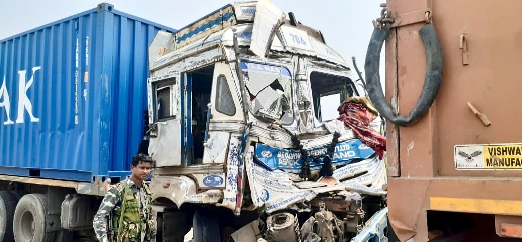 East Singhbhum News : घाटशिला में हाइवे पर कंटेनर और ट्रेलर में टक्कर हुई, चालक घायल