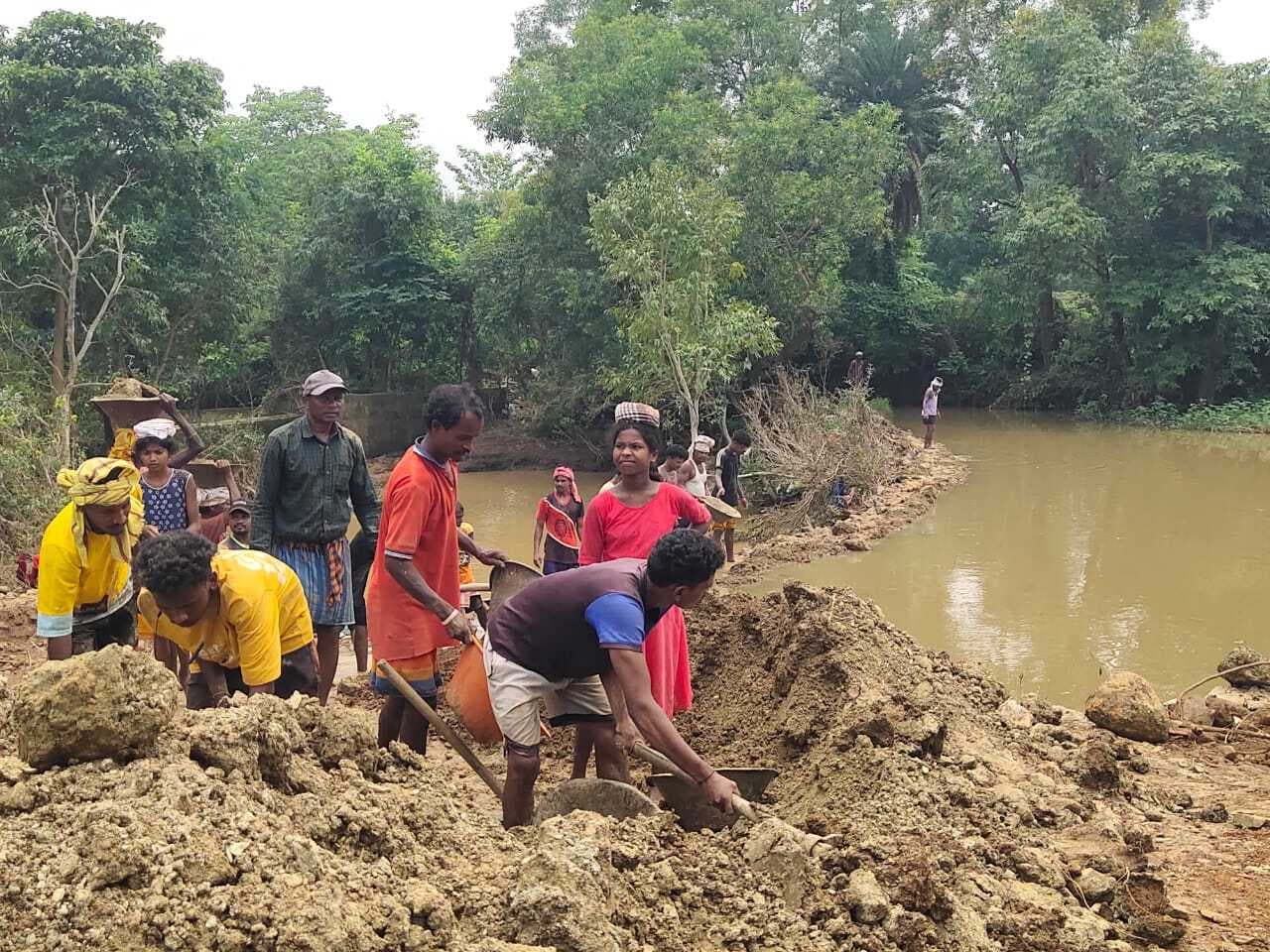 East Singhbhum News : डुमरिया : किसानों ने श्रमदान से बनाया कच्चा चेकडैम, खेतों तक पहुंचाया पानी