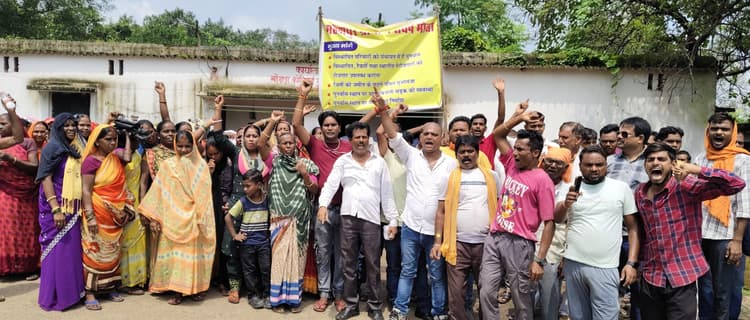 Dhanbad News: ग्रामीणों ने परियोजना विस्तार के विरोध में किया प्रदर्शन