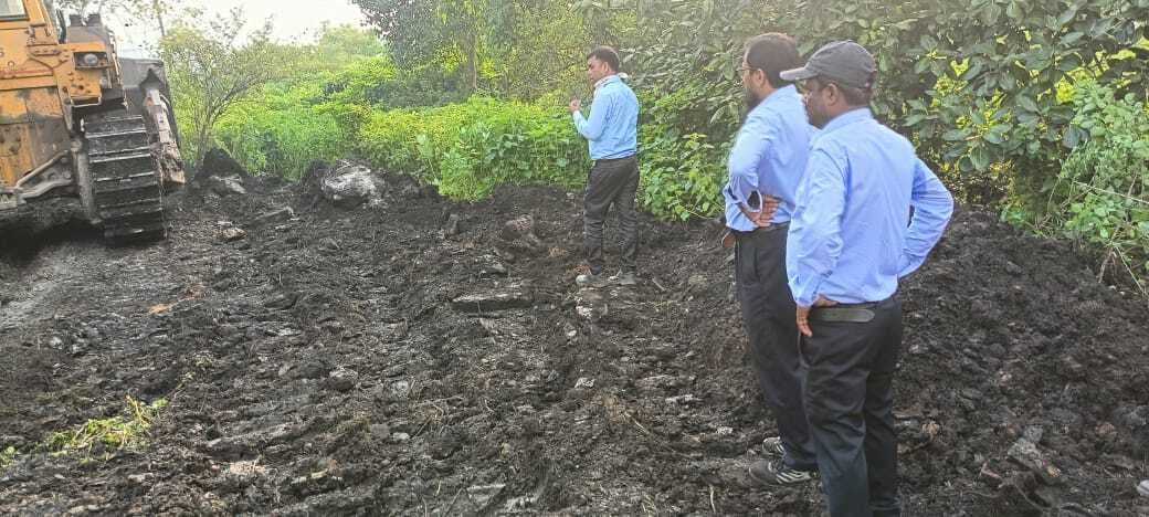 Dhanbad News: धंसान स्थल की डोजरिंग, वैकल्पिक रास्ता बनाने में जुटा प्रबंधन