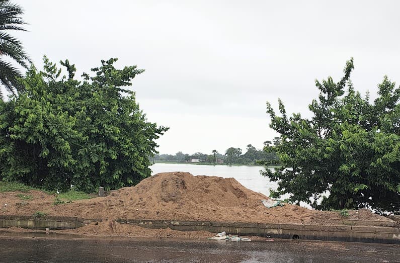 मुख्य सड़क किनारे बालू का अवैध ढेर, बढ़ा दुर्घटना का खतरा