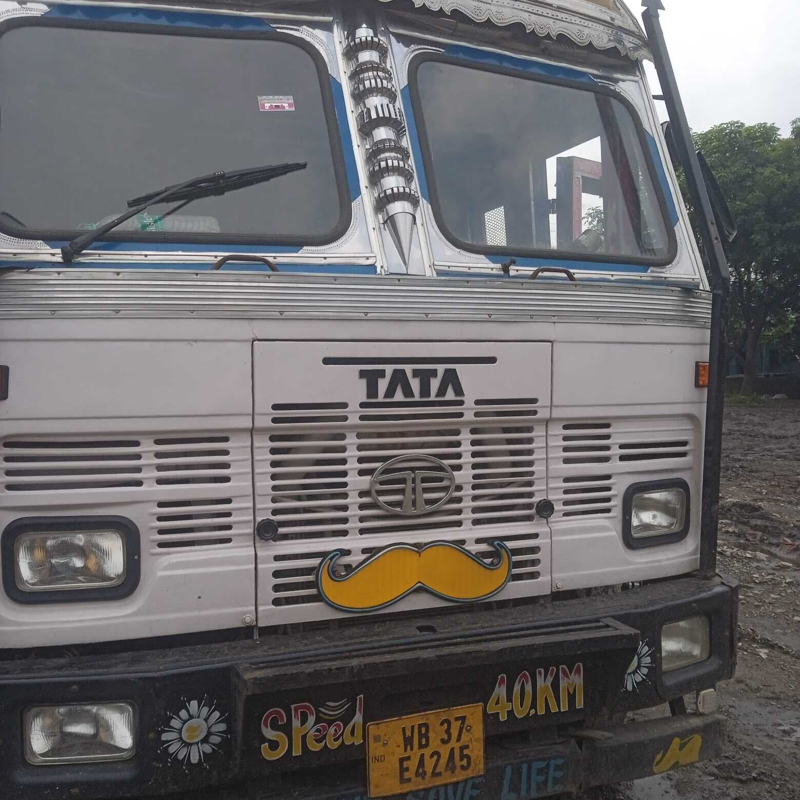 Seraikela Kharsawan News : 200 सीएफटी सफेद पत्थर लदे ट्रक व जेसीबी जब्त