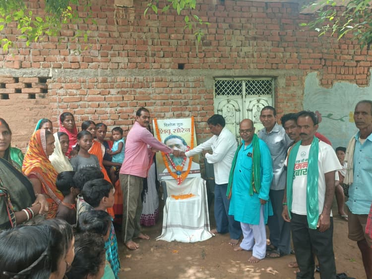 Giridih News: शिबू सोरेन की याद पर सिरसिया में शोकसभा