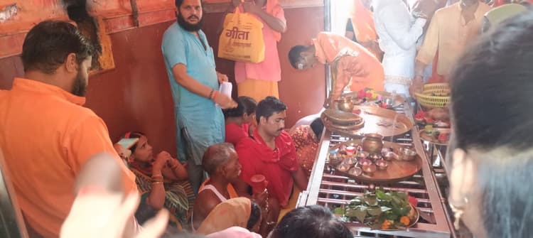 Giridih News: झारखंडधाम में पुत्र एकादशी पर भक्तों ने किया अभिषेक